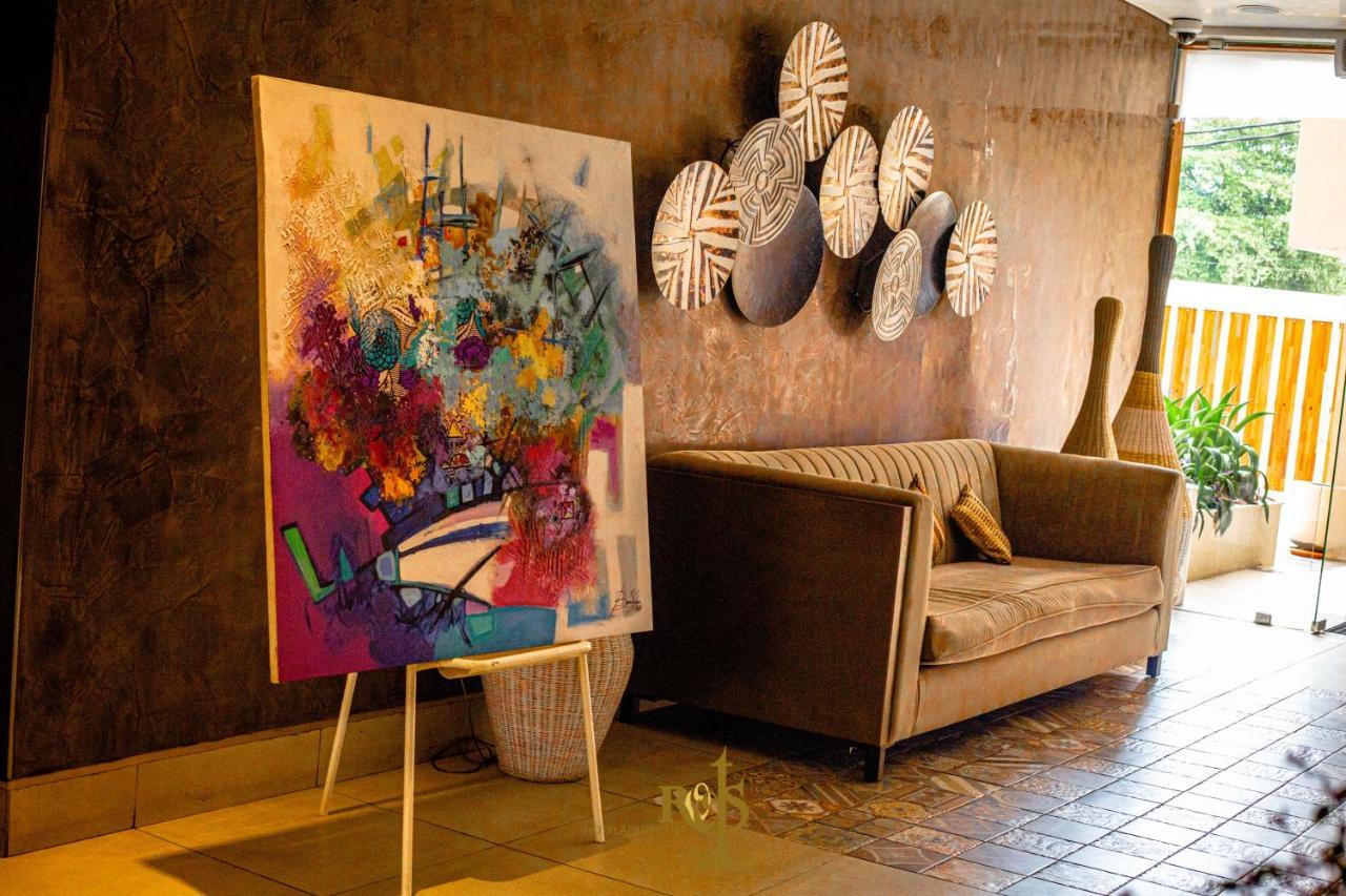 Roots Hotel Apartments อาบีจาน ภายนอก รูปภาพ