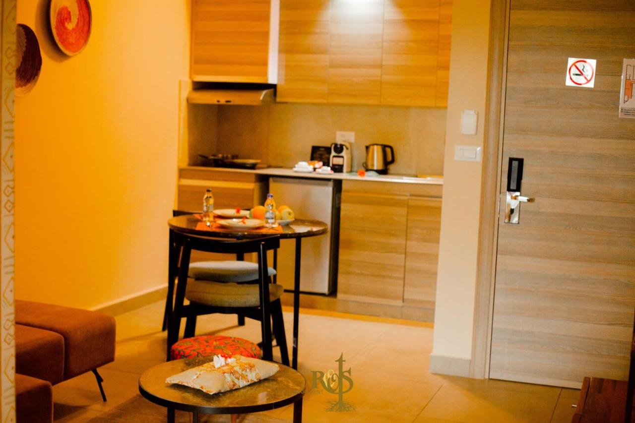 Roots Hotel Apartments อาบีจาน ภายนอก รูปภาพ