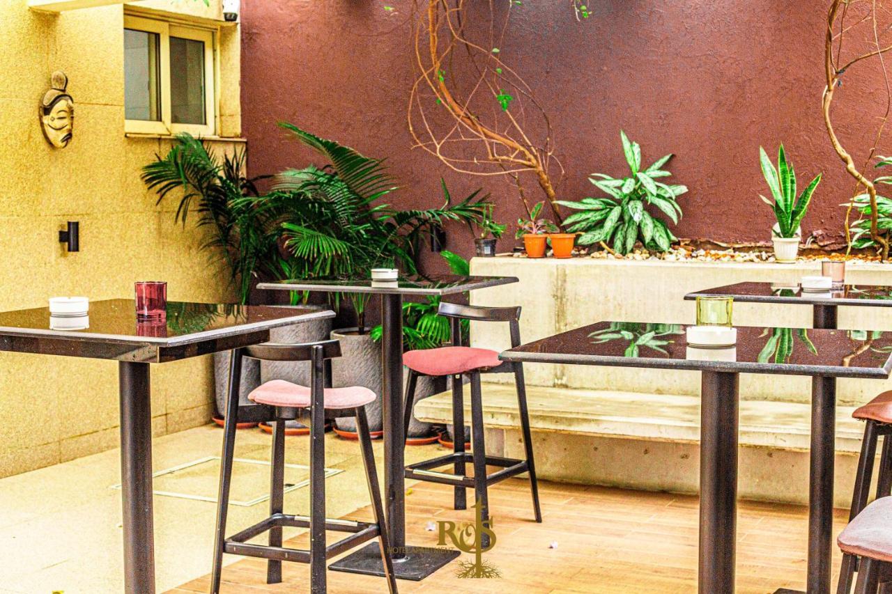 Roots Hotel Apartments อาบีจาน ภายนอก รูปภาพ