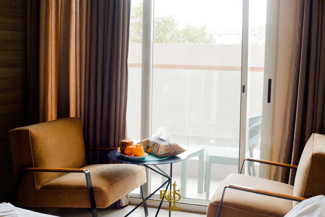Roots Hotel Apartments อาบีจาน ภายนอก รูปภาพ