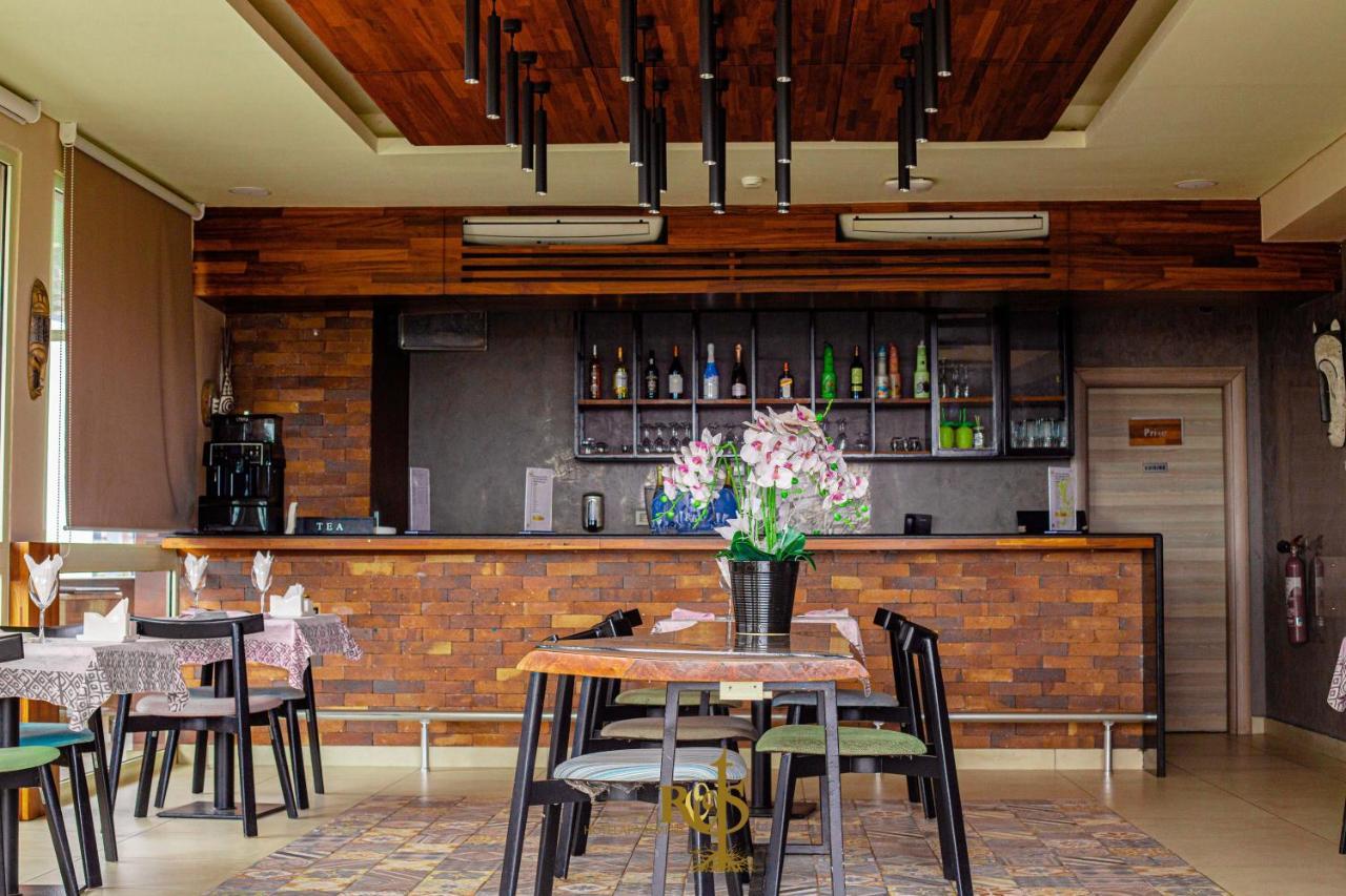 Roots Hotel Apartments อาบีจาน ภายนอก รูปภาพ