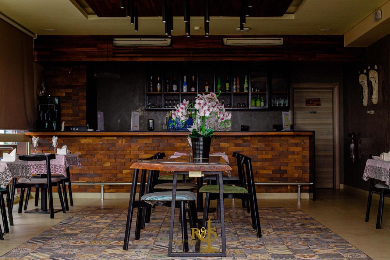 Roots Hotel Apartments อาบีจาน ภายนอก รูปภาพ