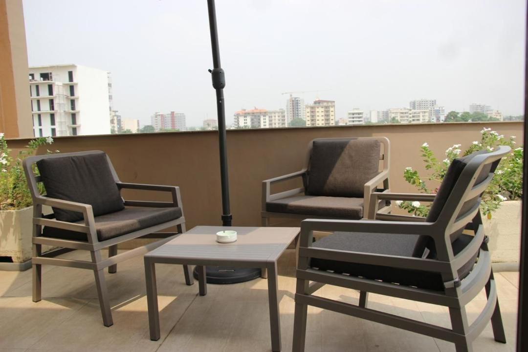 Roots Hotel Apartments อาบีจาน ภายนอก รูปภาพ