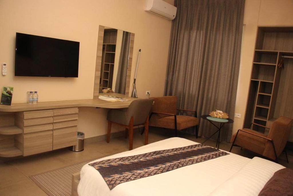 Roots Hotel Apartments อาบีจาน ภายนอก รูปภาพ