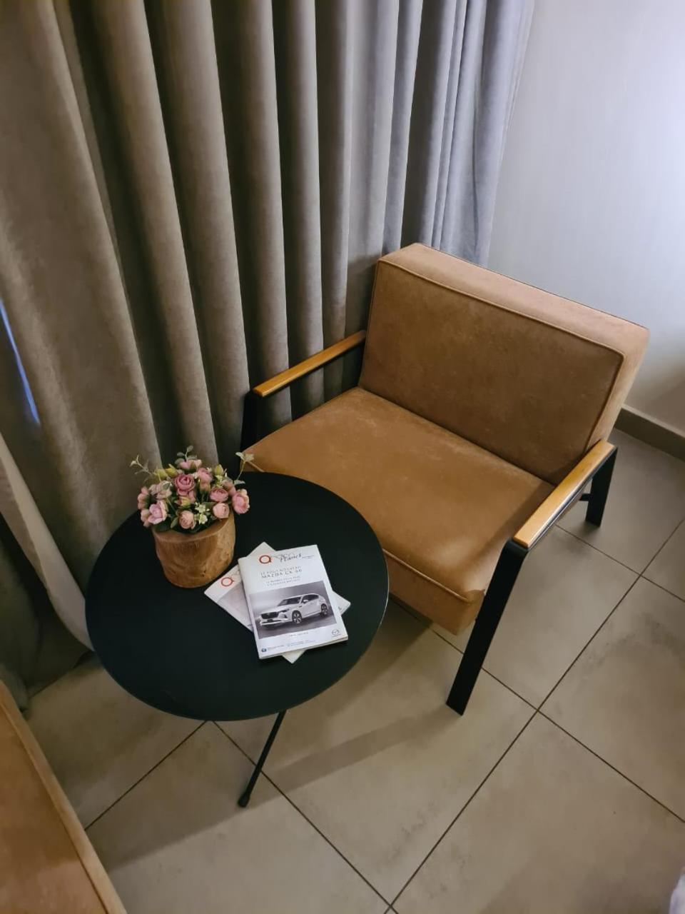 Roots Hotel Apartments อาบีจาน ภายนอก รูปภาพ