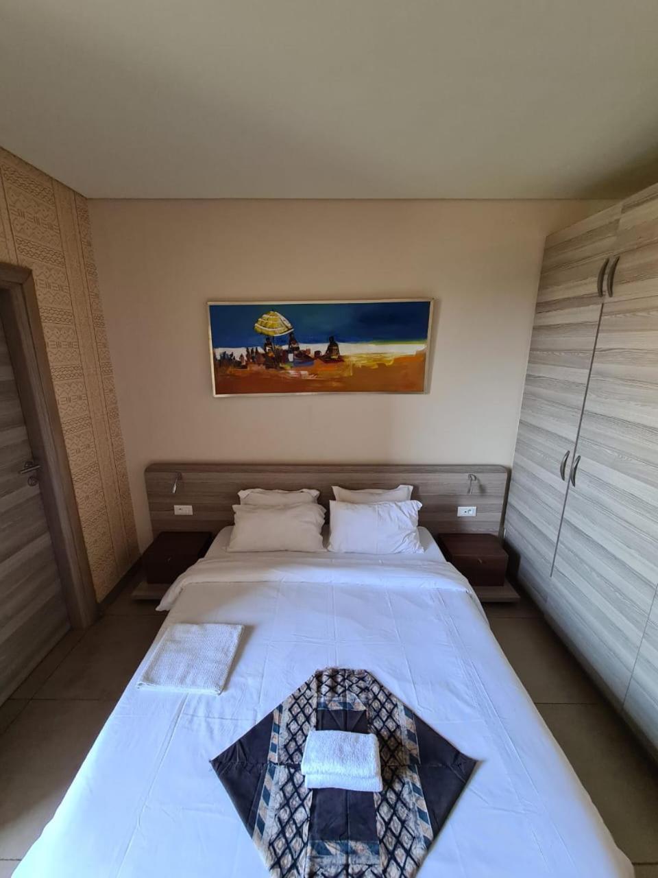 Roots Hotel Apartments อาบีจาน ภายนอก รูปภาพ