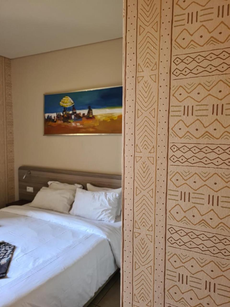 Roots Hotel Apartments อาบีจาน ภายนอก รูปภาพ