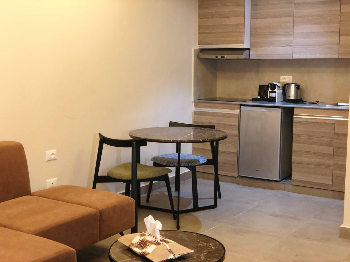 Roots Hotel Apartments อาบีจาน ภายนอก รูปภาพ