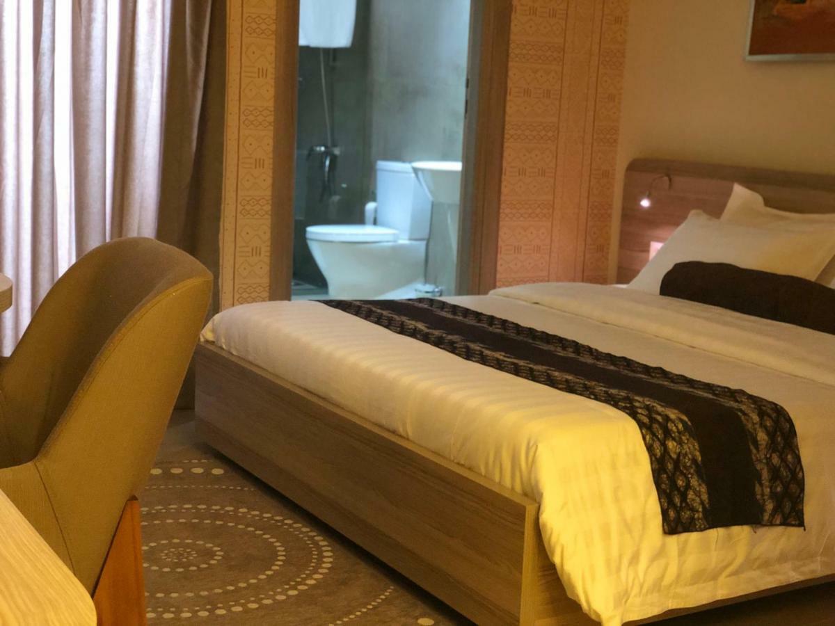 Roots Hotel Apartments อาบีจาน ภายนอก รูปภาพ