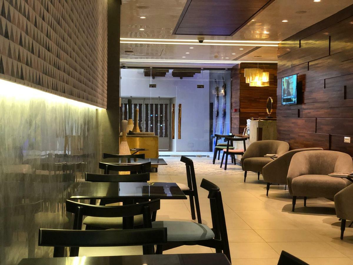 Roots Hotel Apartments อาบีจาน ภายนอก รูปภาพ