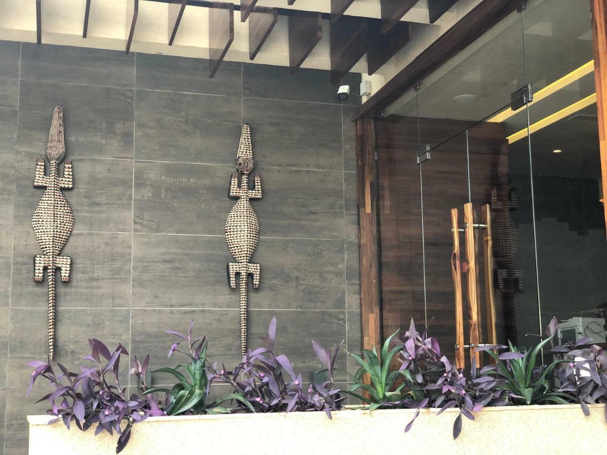 Roots Hotel Apartments อาบีจาน ภายนอก รูปภาพ