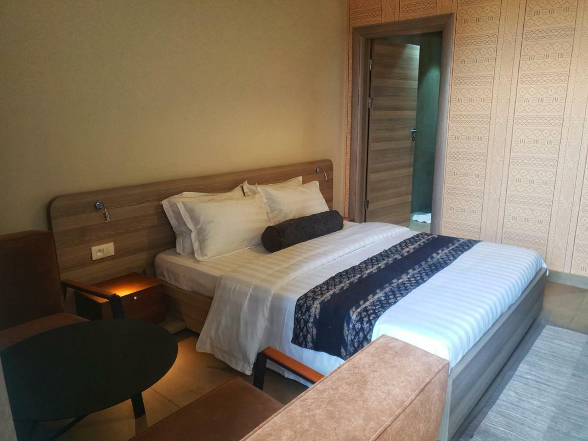 Roots Hotel Apartments อาบีจาน ภายนอก รูปภาพ